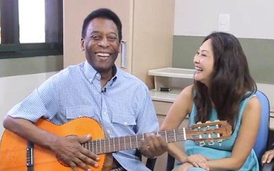 نواختن گیتار توسط پله در آخرین روز حضورش در بیمارستان