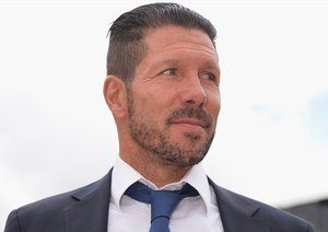 دیگو سیمئونه|دیگو سیمئونه، سرمربی باشگاه اتلتیکو مادرید، برای دیدار در فینال لیگ قهرمانان اروپا برابر رئال مادرید، همراه با شاگردان خود  به فرودگاه شهر لیسبون می رسد.