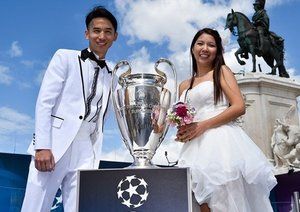 جام قهرمانی لیگ قهرمانان اروپا|روز ازدواج یک زوج با همراهی جام لیگ قهرمانان اروپا در شهر لیسبون شیرین تر می شود.