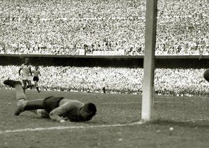 جام جهانی 1950|دروازه بان برزیل، باربوسا، توسط آلسیدس جیجیا (در تصویر دیده نمی شود) دروازه اش باز می شود. وی گل دوم اروگوئه را به ثمر رساند و تیمش را قهرمان جهان کرد.