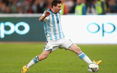 عکس روز | سلفی یک هوادار چینی با مسی در وسط زمین