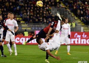 برگردون زیبای بازیکن اینتر|کالیاری 1 - 2 اینترمیلان /  سری آ