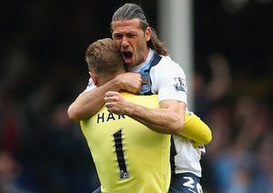 ديميكيليس - جو هارت|شادی دیمیکیلیس و هارت بعد از باز کردن دروازه اورتون برای بار سوم.