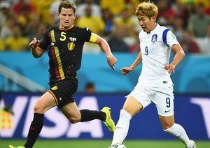 یان ویتونگِن|تقابل یان ویتونگِن، بازیکن تیم ملی بلژیک بازیکن کره بر سر گرفتن توپ.