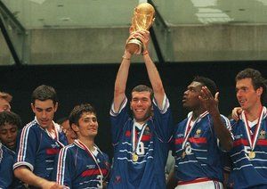 جام جهانی 1998|زیدان، جام قهرمانی را بلند می کند، آن ها در فینال جام جهانی 1998 فرانسه با نتیجه ی 3-0 برزیل را مغلوب کردند. زیدان در این دیدار دو بار گل زد.