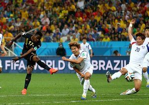 دایوُک اوریجای|شوت خطرناک از دایوُک اوریجای مهاجم بلژیک به سمت دروازه کره جنوبی.