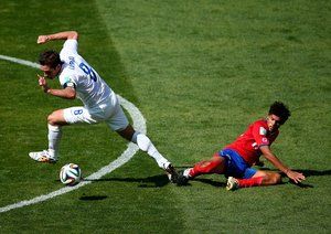 یِلستین تِژیدا - لمپارد|کنترل توپ توسط بازیکن انگلستان ، فرانک لمپارد در مقابل بازیکن اروگوئه.