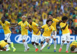 برزیل|شادمانی بازیکنان برزیل بعد از پیروزی مقابل شیلی در ضربات پنالتی.