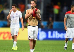 کلینت دمپسی|حسرت کلینت دمپسی بازیکن تیم ملی یالت متحده آمریکا بعد از واگذار کردن بازی مقابل بلژیک.