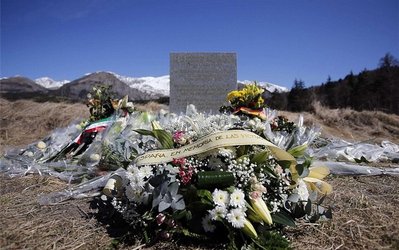 گزارش تصویری | دسته‌گلی که در فرانسه تقدیم به روح میلاد و حسین شد