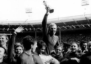 جام جهانی 1966|فینال جام جهانی 1966 انگلستان: آلمان 2 – انگلستان 4 (وقت اضافه)، نوبی استایلز، جکی چارلتون، آلان بال، مارتین پترز، جف هورست، بابی مور همراه با پوکال، رامون ویلسون، جورج کوهن، بابی چارلتون، که به قهرمانی جهان دست یافتند.