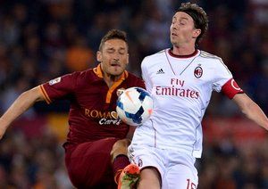 فرانچسکو توتی - ريكاردو مونتوليوو|مقابله دو کاپیتان با یکدیگر برای گرفتن توپ