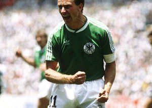 جام جهانی 1986|کارل هاینتس رومنیگه از آلمان غربی پس از گلزنی برابر آرژانتین در جام جهانی 1986 به شادی می پردازد.