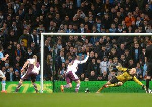 استوان جووتیچ|لحظه باز شدن دروازه استون ویلا توسط جوتیک