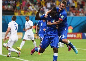 ماریو باروواه بالوتلی|خوشحالی ماریو بالوتلی بعد از زدن گل دوم به تیم ملی انگلستان.