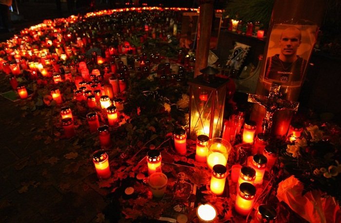 Candles Of Hannover Fans For Robert Enke.jpg