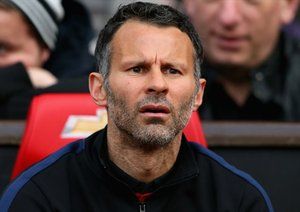 رایان گیگز|خیره شدن رایان گیگز به بازی و پر از تفکر