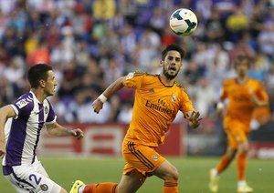 ایسکو - آنتونیو روکاوینا|تلاش ایسکو برای قاپیدن توپ از بازیکن وایادولید