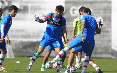 جان اووه مدرس یوفا در تمرین تیم ملی فوتبال