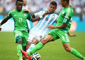 مارکو روجو|تقابل دو بازیکن از آرژانتین و نیجریه برای گرفتن توپ.
