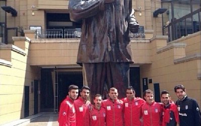 ملی‌پوشان فوتبال در کنار مجسمه ماندلا