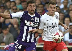 برخورد دو بازیکن در میانه میدان