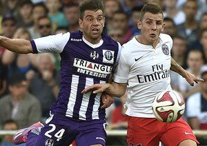 برخورد دو بازیکن در میانه میدان|تولوز 1 - 1 پاریس‌سن‌ژرمن/ لوشامپیونه