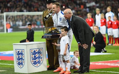 عکس روز | تقدیر از رونی برای انجام صدمین بازی ملی