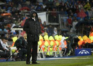 یورگن کلوپ|یورگن کلوپ، مربی دورتموند، زیر باران، در بازی برابر رئال مادرید.