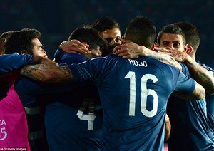 شادی بازیکنان آرژانتین بعد از گلزنی آگوئرو