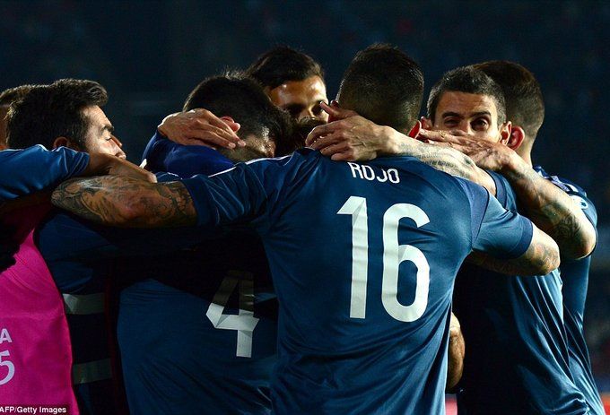 شادی بازیکنان آرژانتین بعد از گلزنی آگوئرو