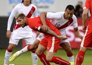 والون بهرامی|درگیری بازیکن سوئیس والن بیرامی  برای عبور از بازیکن پرو.