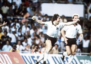 جام جهانی 1982|جام جهانی 1982 اسپانیا، سویل، اسپانیا، 8 جولای 1982. آلمان غربی 3 – فرانسه 3، (آلمان در ضربات پنالتی به پیروزی می رسد). کلاوس فیشر از آلمان غربی پس از به ثمر رساندن گل سوم تیمش در وقت های اضافه با خوشحالی در حال دویدن.