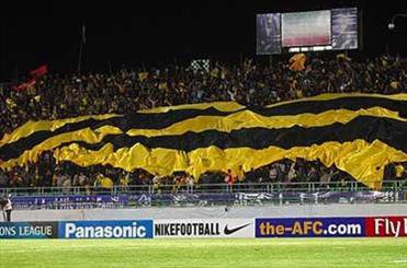 هفته سوم لیگ برتر | حاشیه سپاهان - استقلال / پرتاب بطری استقلالی‌ها به درون ورزشگاه