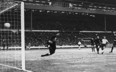 جام جهانی 2014 / 100 لحظه جذاب تاریخ جام جهانی (74_گل فوق العاده بابی چهارلتون به مکزیک)