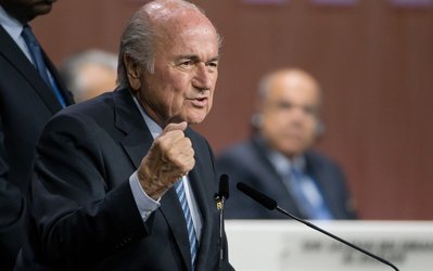 سپ بلاتر تا انتخابات بعدی رئیس فیفا می‌ماند