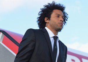 مارسلو|مارسلو از باشگاه رئال مادرید همراه با سایر هم تیمی های خود برای دیدار فینال لیگ قهرمانان اروپا برابر اتلتیکو مادرید، در فرودگاه لیسبون از هواپیما پیاده می شود.