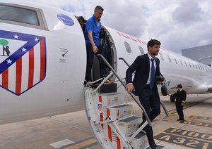 دیگو|دیگو از باشگاه اتلتیکو ماردید همراه با سایر هم تیمی ها برای دیدار در فینال لیگ قهرمانان اروپا برابر رئال مادرید، در فرودگاه شهر لیسبون از هواپیما پیاده می شود.