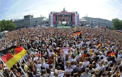 تصاویر روز|هواپیمای ژرمن‌ها در فرودگاه برلین/ استقبال گسترده از قهرمانان فوتبال جهان