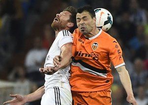 ژابی آلونسو - خاویر فوگو|برخورد آلونسو فیوگو روی هوا برای گرفتن توپ.