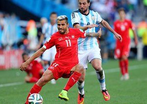 والون بهرامی - هیگواین|کنترل توپ توسط والون بهرامی از سوئیس در مقابل هیگواین.