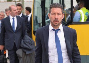 دیگو سیمئونه|دیگو سیمئونه، سرمربی باشگاه اتلتیکو مادرید، برای دیدار در فینال لیگ قهرمانان اروپا برابر رئال مادرید، همراه با شاگردان خود  به فرودگاه شهر لیسبون می رسد.