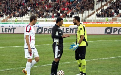 حاشیه‌های تراکتور - پرسپولیس | انفجار نارنجک در ورزشگاه، حرکت نامناسب مکانی و اعتراض درخشان به داور