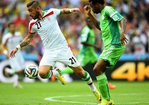 اشکان دژاگه|تلاش اشکان دژاگه برای عبور از سد مدافع تیم ملی نیجریه .