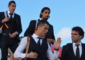 کریستیانو رونالدو|کریستیانو رونالدو از باشگاه رئال مادرید همراه با سایر هم تیمی های خود برای دیدار فینال لیگ قهرمانان اروپا برابر اتلتیکو مادرید، در فرودگاه لیسبون از هواپیما پیاده می شود.