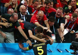 یان ویتونگِن|جشن یان ویتونگِن ، بازیکن بلژیک بعد از باز کردن دروازه کره جنوبی .