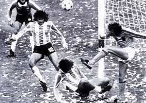 جان جهانی 1978|جام جهانی 1978، بوینس آیرس، آرژانتین، 25 ژوئن 1978، آرژانتین 3 – هلند 1. ماریو کمپس از آرژانتین در کار دفاعی به تیم خود می کند.