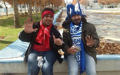 دربی | تصویر روز | یخ زدن تماشاگران و پخش آهنگ‌های پاشایی