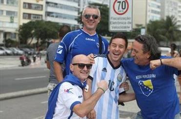 تعجب مردم از حضور ستاره آرژانتین در خیابان/ بَدل مسی همه را به اشتباه انداخت!