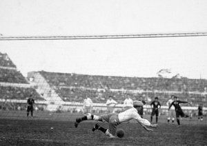 جام جهانی 1930|دروازه بان آرژانتین، آنخل بوسیو، روی یک ضربه پنالتی توسط مانوئل روساس از تیم مکزیک دروازه اش باز شد. دیدار دو تیم مکزیک و آرژانتین در جام جهانی در ورزشگاه سنتناریو در مونته ویدئو، 19 جولای 1930. آرژانتین 6-3 به پیروزی رسید.